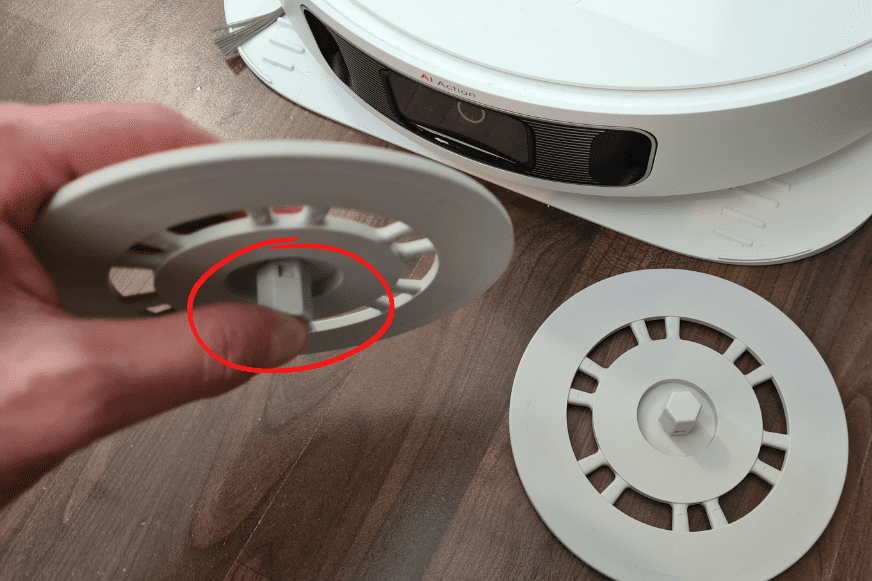 Два болта, которые обеспечивают дополнительное контактное давление на пластины.